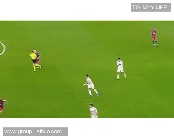 德容因放铲踢到姆巴佩小腿被红牌罚下即将进入补时的紧张局势