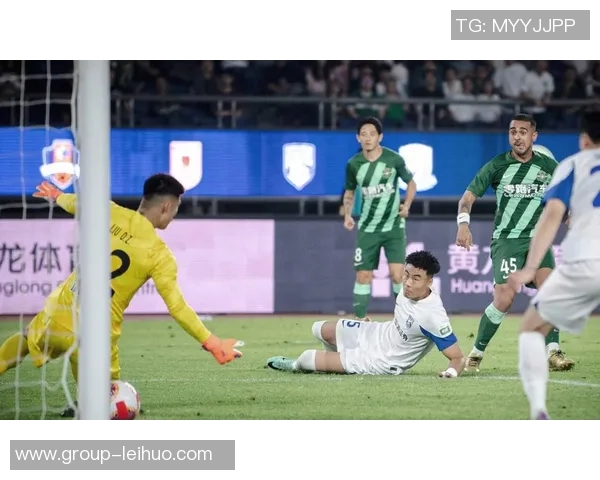 河南队凭李提香乌龙球领先浙江后防线三人染黄局势紧张