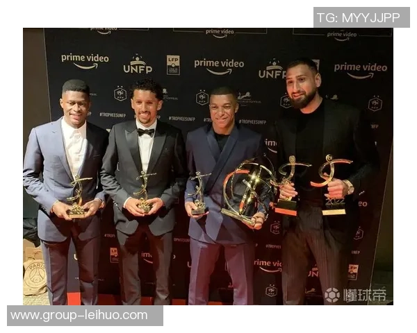 姆巴佩与贝林厄姆共同庆祝荣获FIFPRO最佳阵容奖杯合影留念